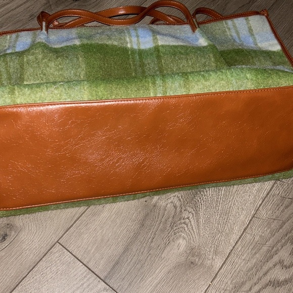 Large tote, travel bag color is green and brown - Picture 5 of 5